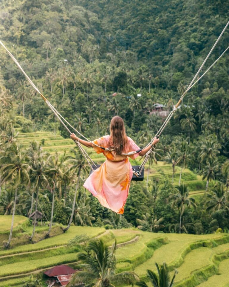 Victoria i gynge ud over ris-landskab på Bali