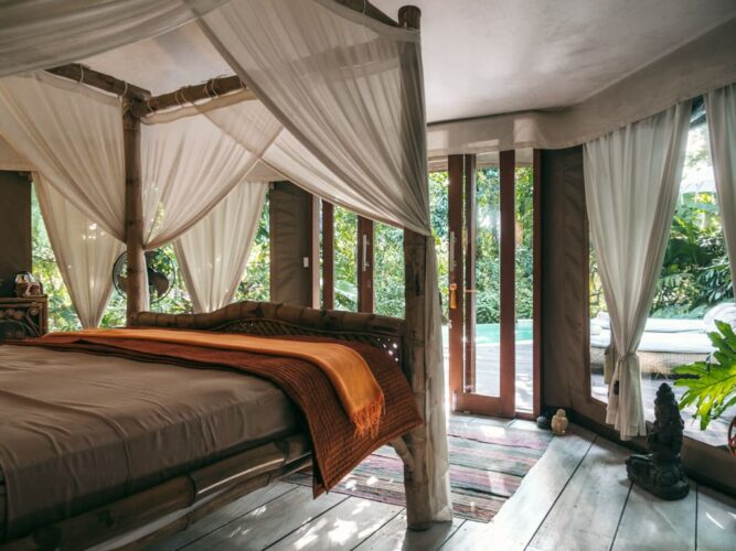 Indenfor i teltet hos Sandat Glamping Tents