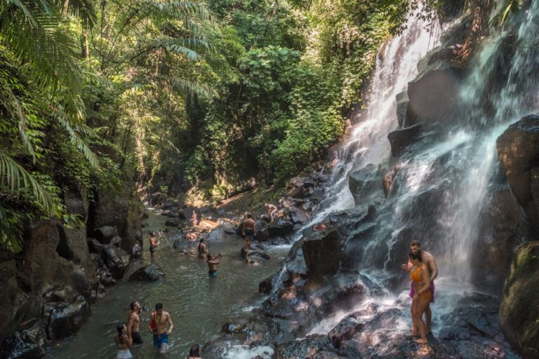 Kanto Lampo Waterfall folk i vandet