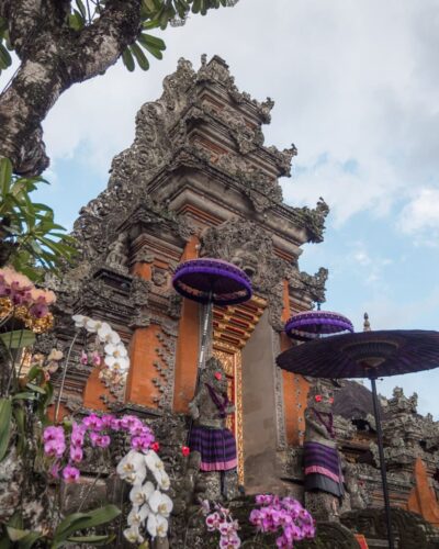 Pura Taman Saraswati blomster og udsmykning