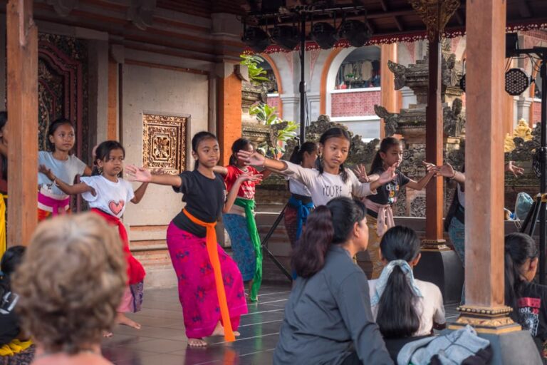 Piger der øver dans i Ubud Palace