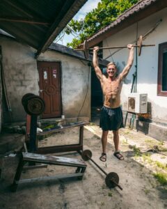 Alex bruger det udendørs fitnesscenter