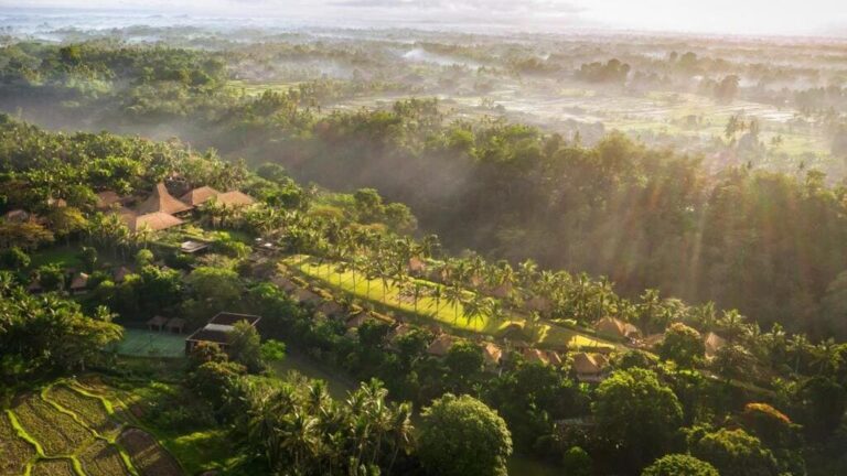 Droneudsigt over dal i Ubud om morgenen fra Maya Ubud Resort and Spa