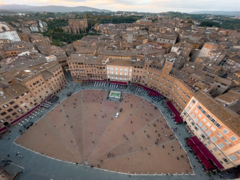 Piazza del Campo set fra toppen af Torre del Mangia