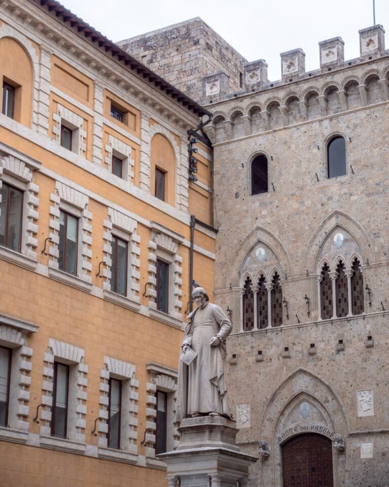 Piazza Salimbeni med Banca Monte dei Paschi di Siena