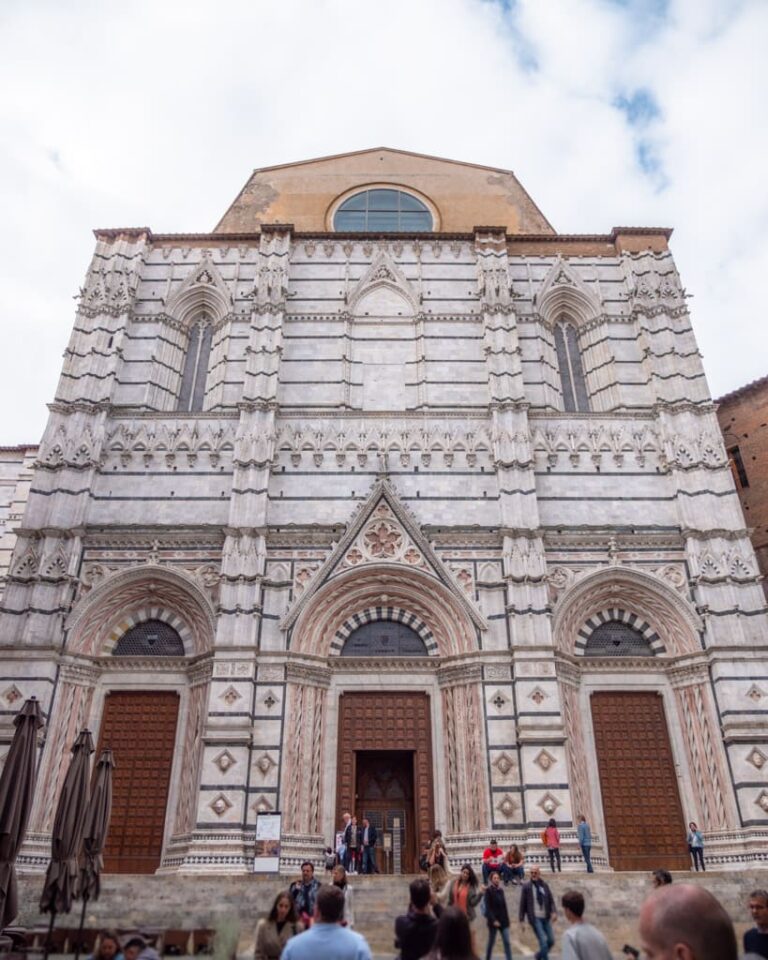 Facaden af baptisteret i Siena