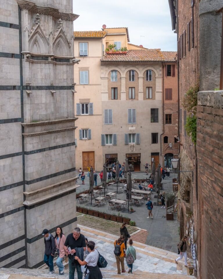 Piazza San Giovanni set fra trapperne der leder op mod domkirken