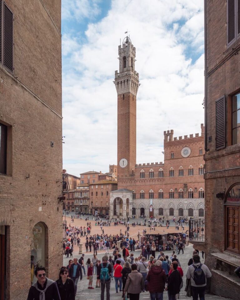Piazza del Campo og Torre del Mangia med turister i forgrunden