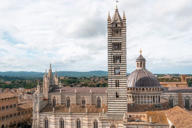 Udsigten mod Il Duomo fra det højeste niveau af Panorama dal Facciatone.