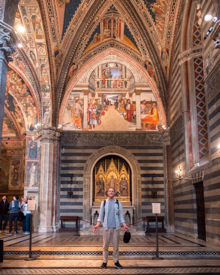 Alex i baptisteriet i Siena