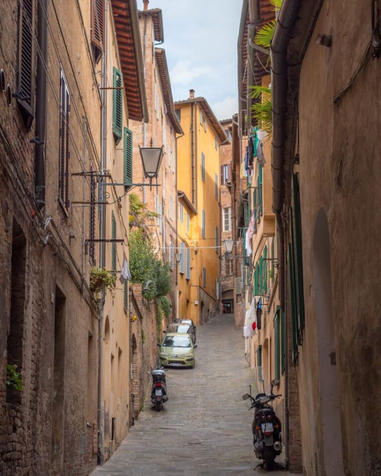 Bakket gade i Siena