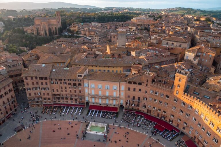 Piazza del Campo set fra toppen af Torre del Mangia
