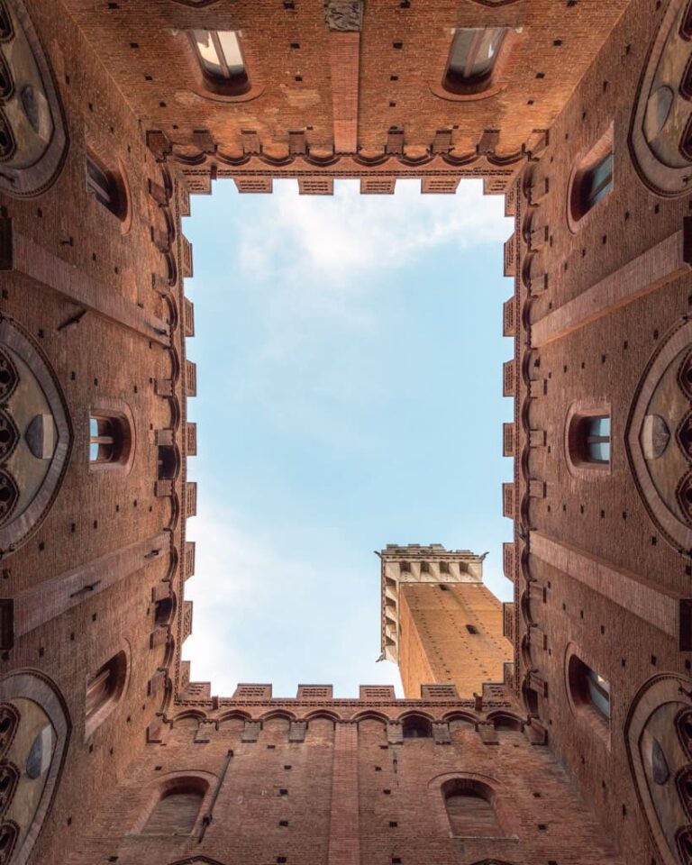 Udsigt fra gården op mod Torre del Mangia