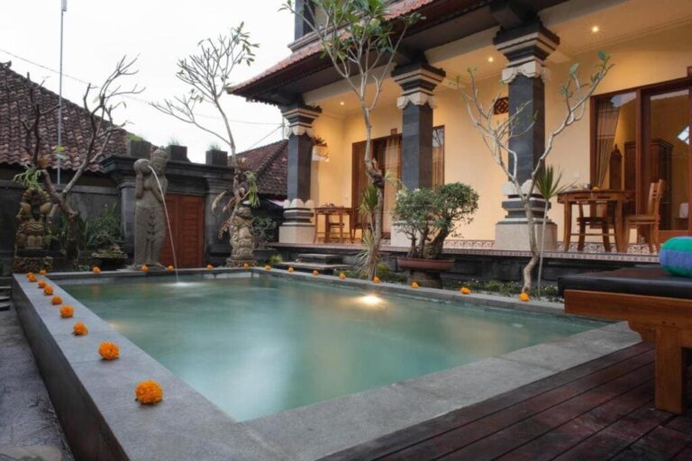 Poolen hos Suparsa's Home Stay