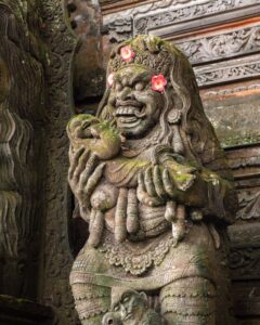 Statue af dæmondronningen Rangda ved Pura Dalem Ubud
