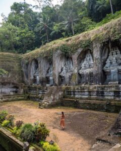 Victoria foran helligdommene i Gunung Kawi