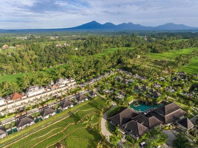 Visesa Ubud Resort dronebillede over Ubud med vulkaner i baggrunden