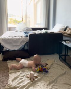 Adrian på hotelværelse