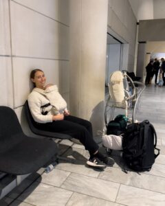 Victoria i lufthavnen med baggage og bæresele