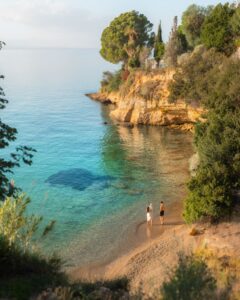 Baby på stranden i Grækenland