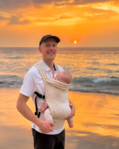 Alexander med Adrian i bæresele