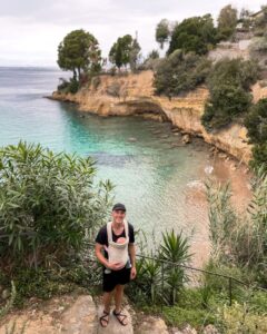 Alex med bæresele i Grækenland