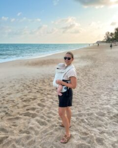 Victoria med Adrian i bæreselen