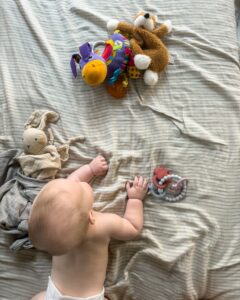 Baby leger på gulvet