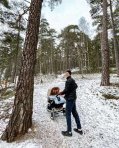 Alex med barnevogn i Sverige