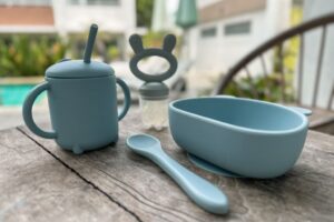 Skål, kop, ske og frugtsut