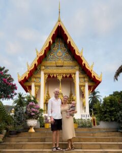 Alex, Victoria og Adrian foran tempel i Thailand