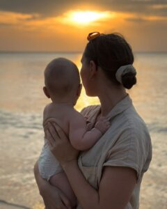 Victoria og Adrian på stranden