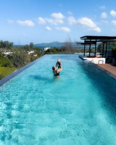 Victoria og Adrian i poolen på taget