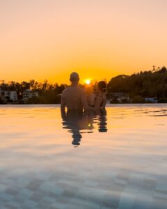 Solnedgang ved poolen