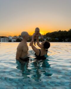 Alex, Adrian og Victoria i poolen i Thailand