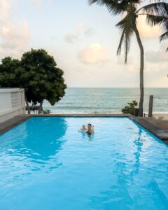 Victoria og Adrian i poolen