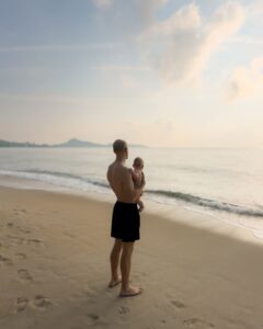 Alex med Adrian på stranden