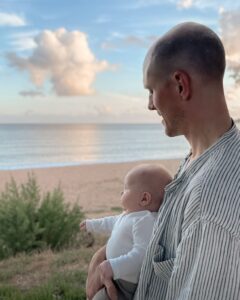 Alex med Adrian på stranden i Grækenland