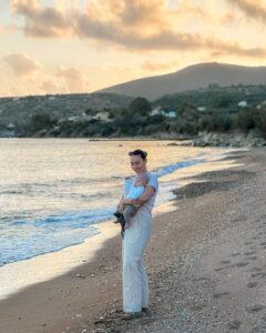 Victoria med Adrian på stranden