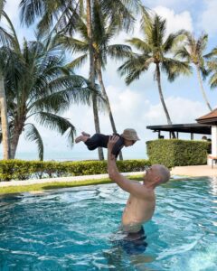 Alex med Adrian i poolen