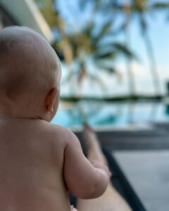 Baby Adrian ved poolen