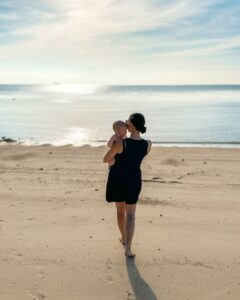 Victoria og Adrian på stranden