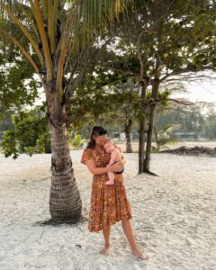 Victoria med baby Adrian i Thailand