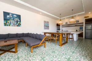 Stue og køkken i villa