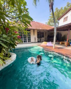 Victoria med Adrian i poolen