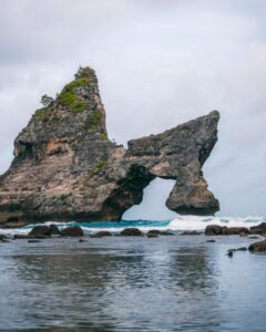 Atuh Beach' berømte stenbue i vandet