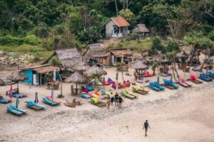 Atuh Beach liggestole og warungs