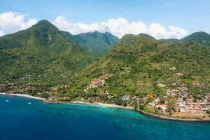 Dronebillede fra kysten ind over Ameds kystlinje og bjerge