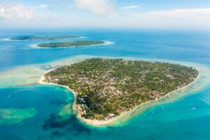 Dronebillede af Gili Air med Meno og Trawangan i baggrunden