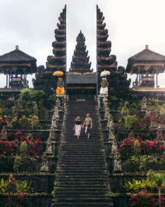 Besakih-templet på Bali med trappe og port